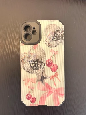 iPhone 11 skal - Vitt skal med detaljer som rosa rosetter, diskokulor och körsbär 