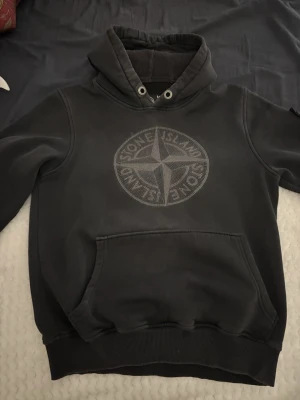 stone island hoodie - Blackstone färg, storlek M men passar mer XS/S hade jag sagt. Har dragit ut snörena men kan lögga in dom igen innan jag fraktar