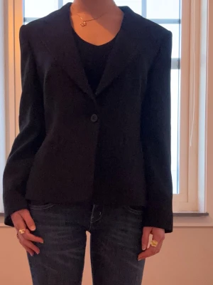 Armani-kavaj - Superfin Armani-kavaj som är i jättebra skick fortfarande. Storlek 44 i italiensk storlek, vilket motsvarar ungefär 36-38 i svensk storlek. Återkom gärna för fler bilder. 