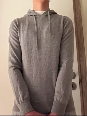 Grå hoodie från Ahlqut Clothing XS - En stilren merinoull tröja i xs. Den är helt tidslös och mycket populär. Hör av er för minsta lilla fråga 🙌🙌