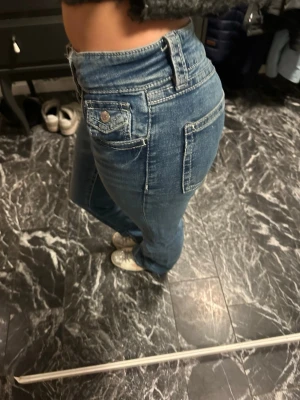 Jeans - Gina Tricot  - Blåa jeans ifrån Gina tricot i storlek 164✨Jag själv är 165cm och skulle vilja säja att längden är lagom❤️