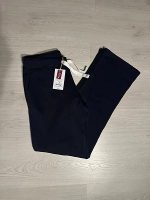 Mörkblå russemerch - Helt nya mörkblå mjukisbyxor från Russemerch med vita snören i midjan. Byxorna är tillverkade i mjukt bomullsmaterial. Perfekta för chill dagar eller när du vill vara extra bekväm.                                                                       Kolla gärna in min profil för andra feta plagg‼️