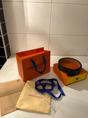 Bälte  - Säljer ett bälte/Skärp som är i väldigt bra kvalitet och helt nytt där det aldrig blivit använt. Det som följer med är en Dustbag, Box, påse, presentband, verktyg för göra fler hål. Priset kan diskuteras!