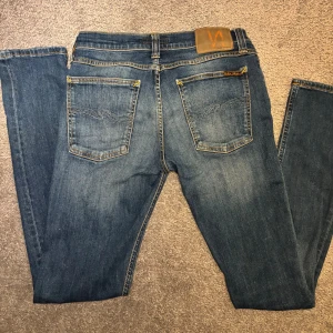 Nudie jeans  - Otroligt snygga och stilrena nudie jeans med slimfit passform✅ storlek 28/32 säljes för ett otroligt bra pris, hör av dig vid minsta fundering /Noel✅