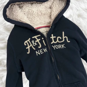 vintage Abercrombie & Fitch fur hoodie  - fin och mysig 2000-tals luvtröja med päls i bra skick 🪽perfekt passform  passar storlek S och XS  try on på bild 4 💌 kan skickas omgående 