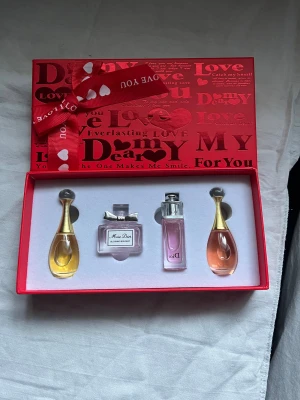 Dior miniparfym set med 4 olika parfymer - Lyxigt presentset med fyra Dior-miniparfymer. Perfekt att ge som present. Skriv för mer info o bilder😀