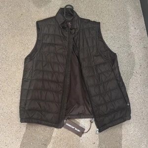 Mörk grön Oscar Jacobsson  - Säljer en mörk grön väst från Oscar Jacobsson nyskick pris lappen finns kvar osv. Pris kan disktueras