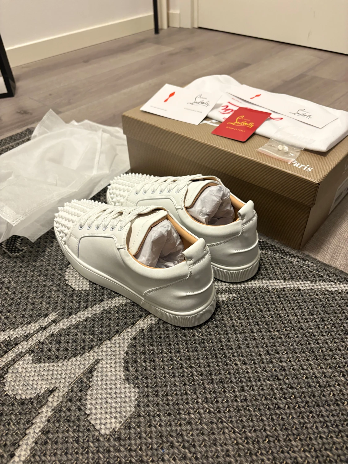 Vita Christian Louboutin sneakers med nitar - 2