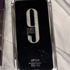 Afnan 9pm Eau de Parfum - Stilren parfym med modern vibe, perfekt för dig som vill sticka ut. Volym: 100 ml. Eau de Parfum för dig som gillar att ta plats och synas.