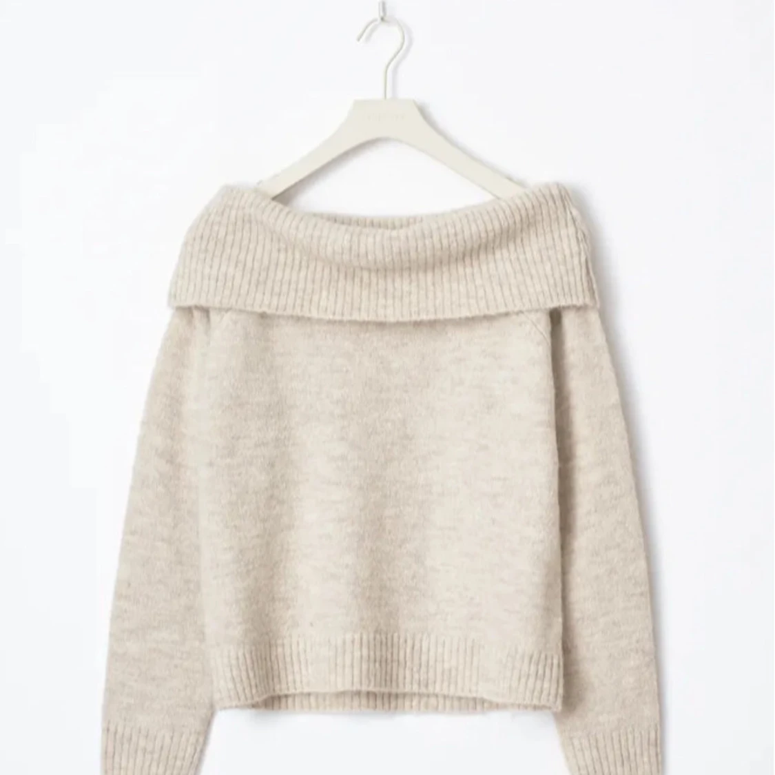 Beige offshoulder stickad tröja
