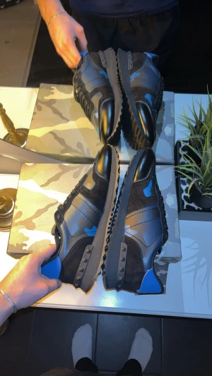 Valentino Rockrunners - Säljer dessa helt nya valentino rockrunners. Alldelles perfekt för Vintern. Billigare vid snabb affär. Skick: 10/10. Storlek: 44. Billigare av en anledning.
