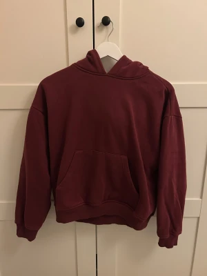Vinröd hoodie från 157 XS - Skön och perfekt till vinter! Endast använd 1 gång💗