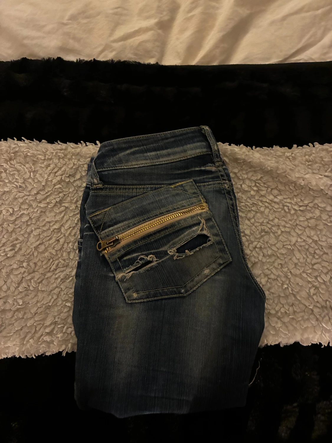 Blå jeans med dragkedjor och slitningar - 1