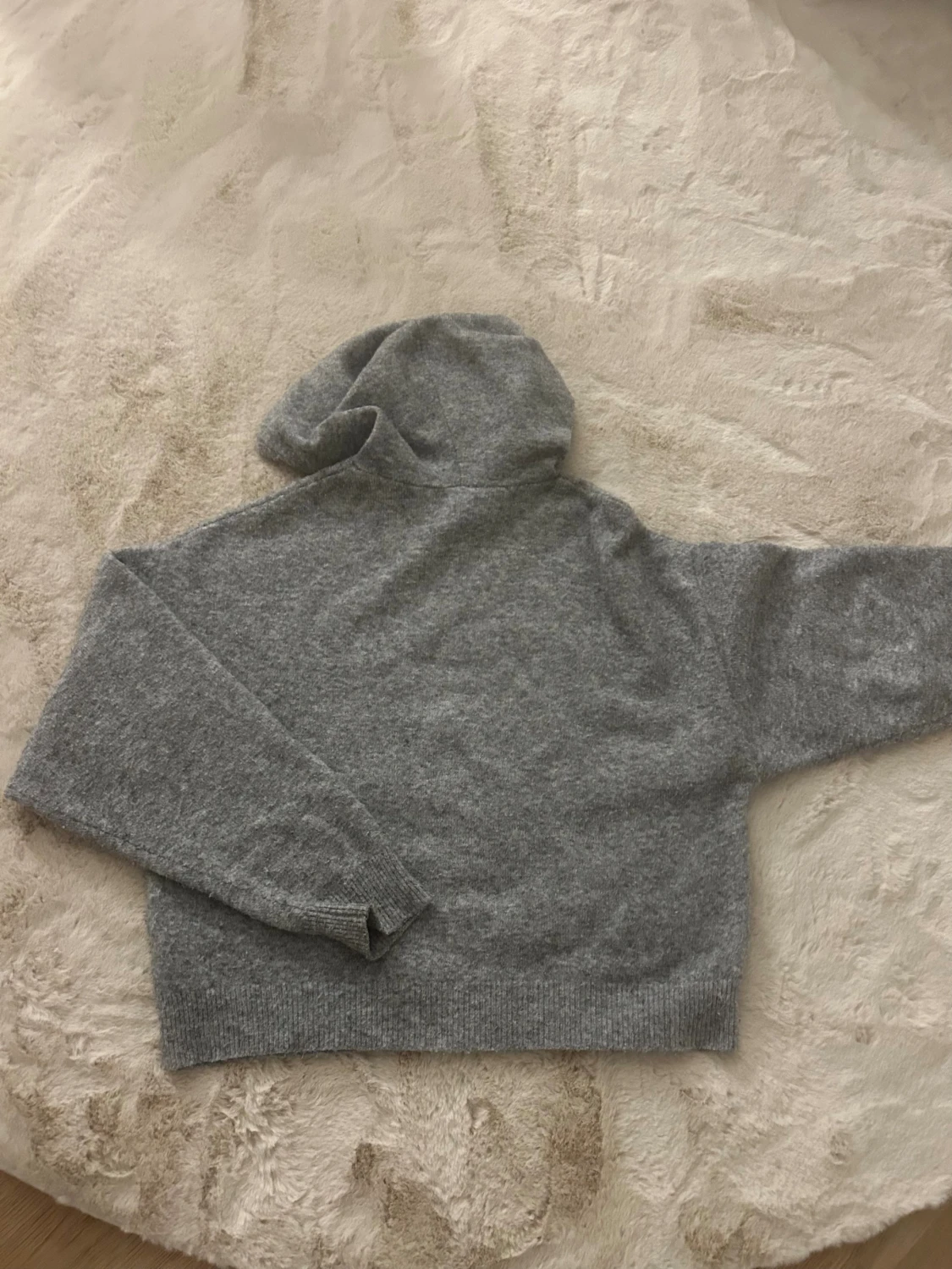 Grå stickad hoodie  - 1