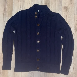 Blå stickad cardigan - Riktigt fet blå stickad cardigan. Modellen är 180cm, 73kg. Priset kan diskuteras.