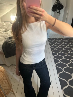 Vit ribbad topp  - supersöt och fin ribbad topp från zara. använd fåtal gånger! 