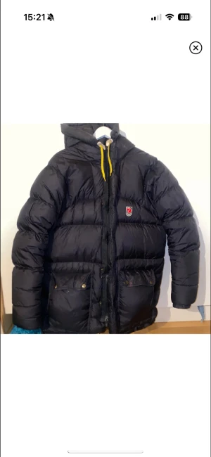 Fjällräven expeditionen jacka - Säljer denna så varma och härliga fjällräven jacka men som tyvärr inte används. Jag tror den är i herrmodell. Storlek S. Liten deffekt på fickan och snörena men ingenting man tänker på 😊