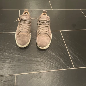 Trasig louboutin skor  - Ett par väldigt slitna Louboutin skor men går säkert att laga på något sätt. Prutning tillåten vid snabb affär🤩 41/42