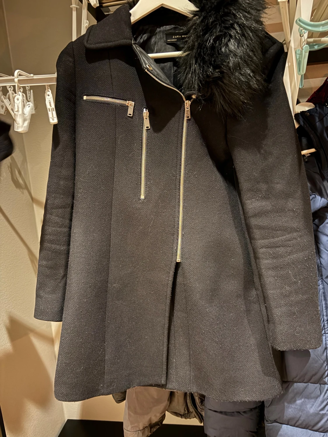 Svart kappa med fuskpäls och dragkedjor - 2