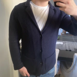 Blå stickad cardigan - Skit fet blå stickad cardigan. Modellen är 180cm, 73kg. Storlek L men sitter mer som S-M. Priset kan såklart diskuteras!