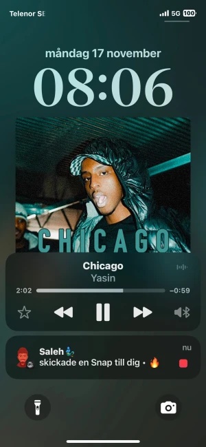 Mörkblå pufferjacka med huva - Säljer en mörkblå pufferjacka med glansig finish och stor huva. Jackan har en modern, loose passform och är perfekt för kalla dagar. Den har tydliga sömmar och en cool streetstil som passar dig som vill sticka ut.