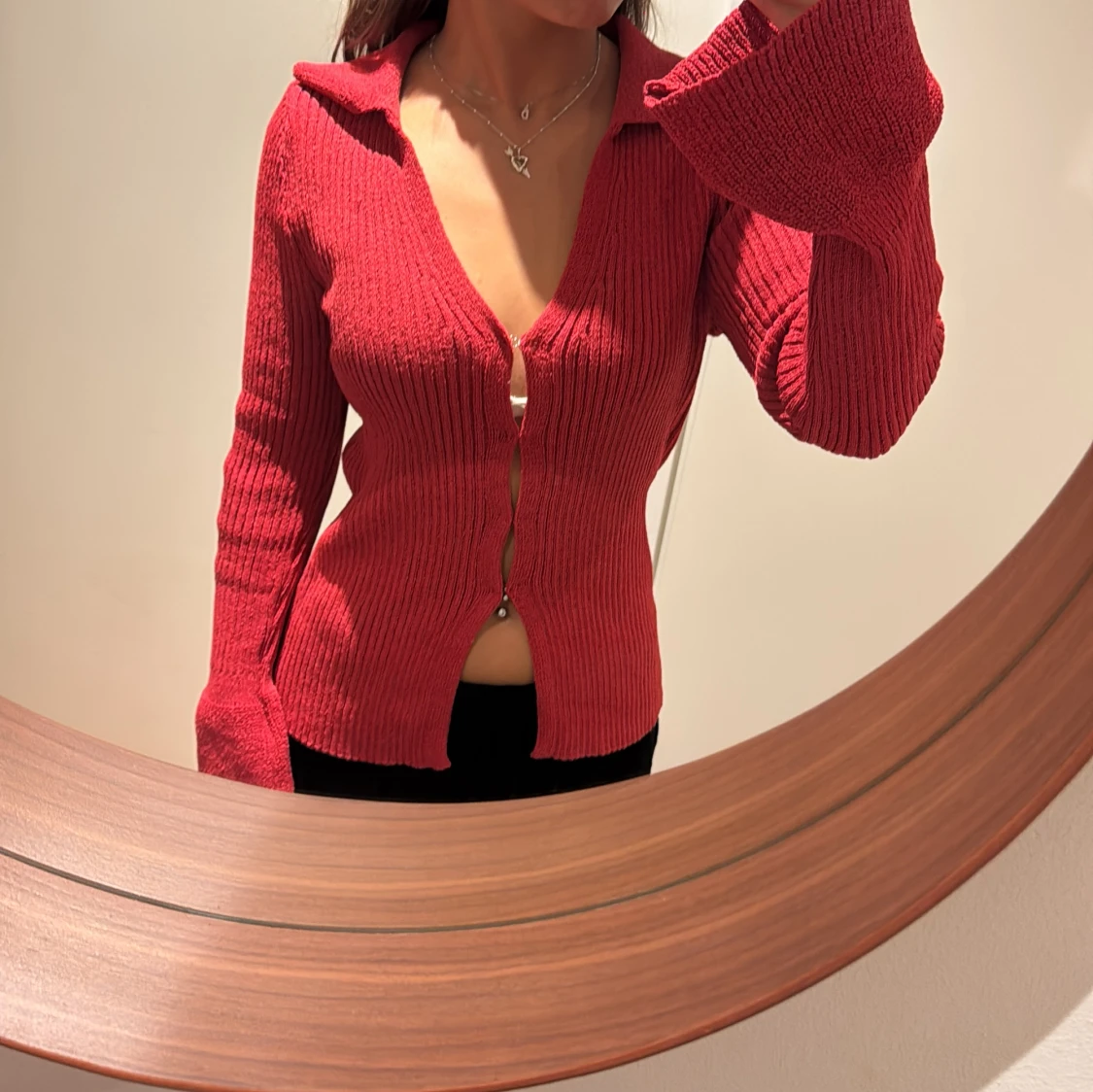 Röd ribbad kofta med krage