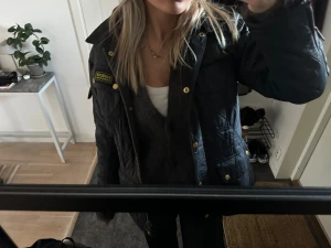 Jacka barbour - Superfin marinblå jacka med gulddetaljer från barbour💕nypris ca 4000kr! Den är fodrat inuti och skärp tillkommer🩷