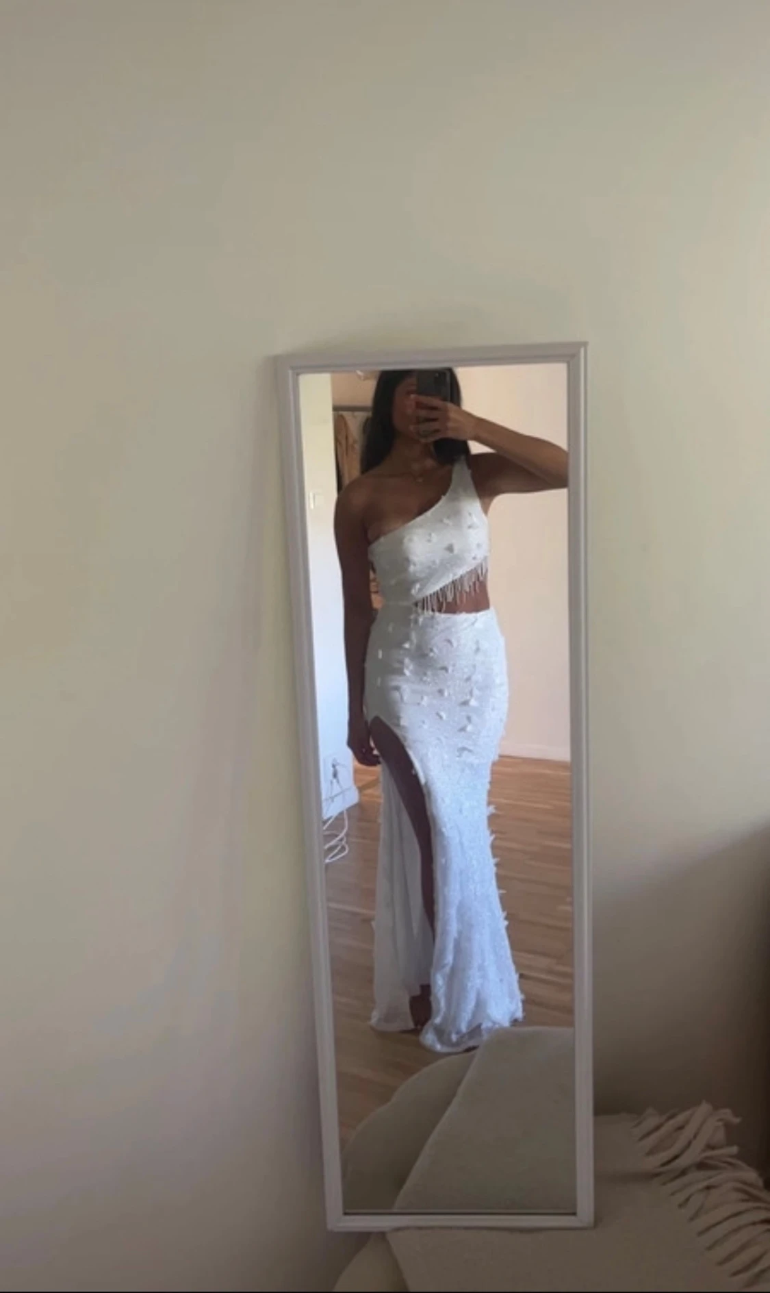 Vit långklänning med slits och pärlor - 2