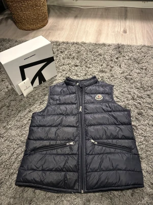 Moncler gui väst - En väst från moncler, fint skick alltså 10/10, 100%äkta. Storlek 152cm/12y