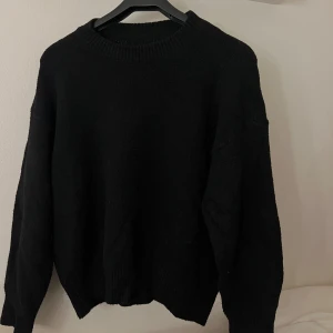 Svart stickad tröja med rund hals - En enkel svart stickad tröja med rundad hals och långa ärmar.  Pris kan alltid diskuteras + jag tar ej ansvar för postens slarv 🫶🏼
