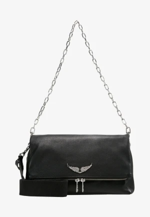 Svart axelväska från Zadig & Voltaire - Cool svart axelväska i skinn från Zadig & Voltaire med silverfärgad kedja som axelrem och snygga metalldetaljer. Väskan har ett emblem med vingar framtill och dragkedjor både fram och bak. Perfekt för dig som gillar edgy stil och vill ha plats för det viktigaste.