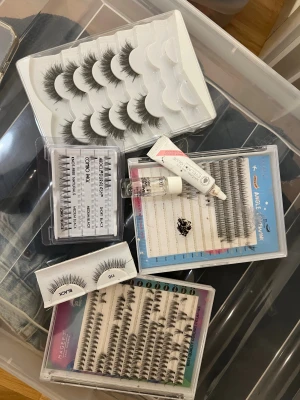 Flera set lösögonfransar och franslim - Säljer ett stort kit med olika lösögonfransar, både individuella och hela remsor i svart. Märken som Ardell och Magefy ingår, samt franslim och applikator. Perfekt för dig som vill ha fylliga och dramatiska fransar eller mixa olika stilar.