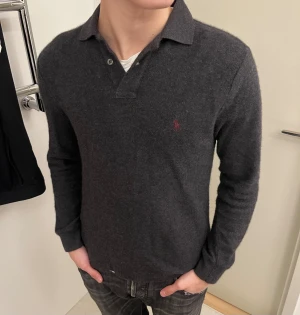 Kashmir tröja Polo Ralph Lauren - 100% kashmir polotröja. Storlek M, men sitter som XS/S. Bra skick - 7,5/10. Inga hål eller liknande defekter, men lite krympt och väl använd. Sjukt skön fortfarande. 