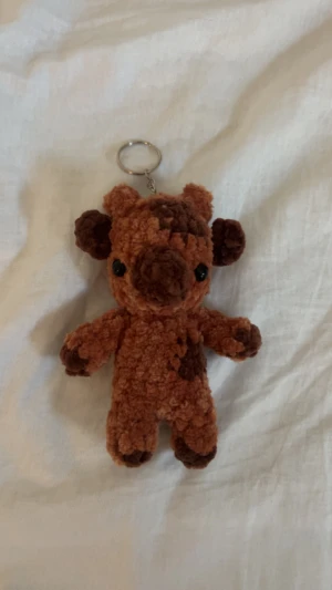 Virkad ko 🐮  - Handgjord nyckelring med en ko! 🐮                            Kan även göra i andra färger, med eller utan nyckelring eller större/mindre (priset kan variera lite).                                                                               Tar gärna beställningar, det är bara att höra av sig! 