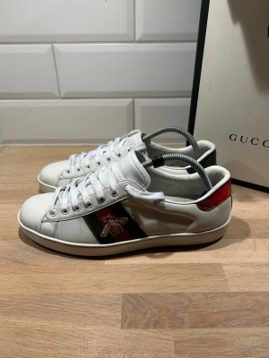 Gucci Ace  - Gucci Ace i mycket bra skick🙌🏽| Storlek: 42 passar 43 | Ingår: Box och dustbags | Vid frågor eller diskussion om pris är det bara att skriva ✍🏼 | Frakt inom 48h📦