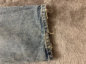 Perfekt ljusblå jeans från gina tricot perfect jeans - Snygga ljusblå jeans med klassisk femficksdesign och raka ben. Jeansen har slitna detaljer vid bensluten och kontrastsömmar. Passar dig som gillar en chill och tidlös look. Materialet är robust denim i bomull.