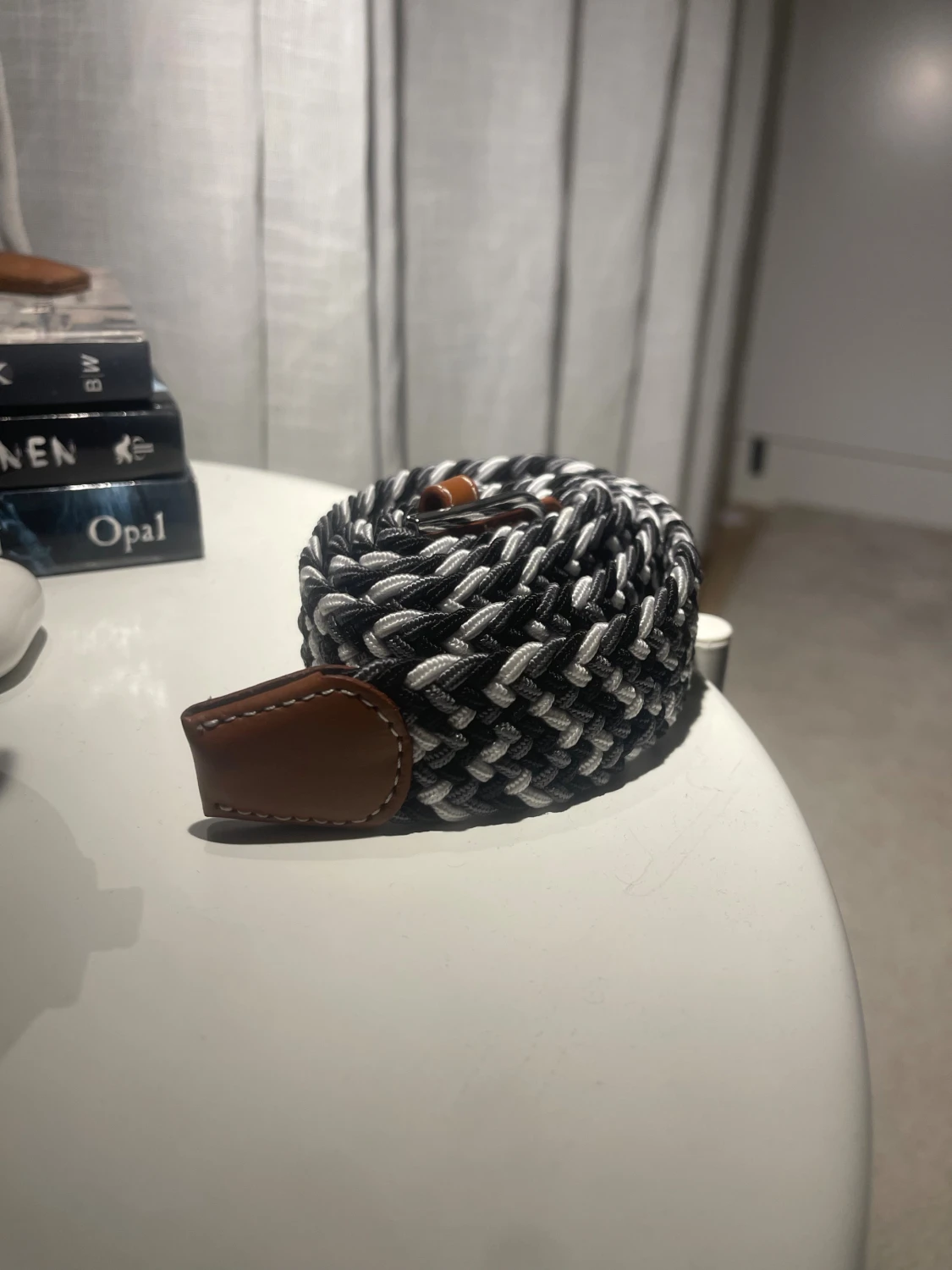 Svart och vit flätad bälte