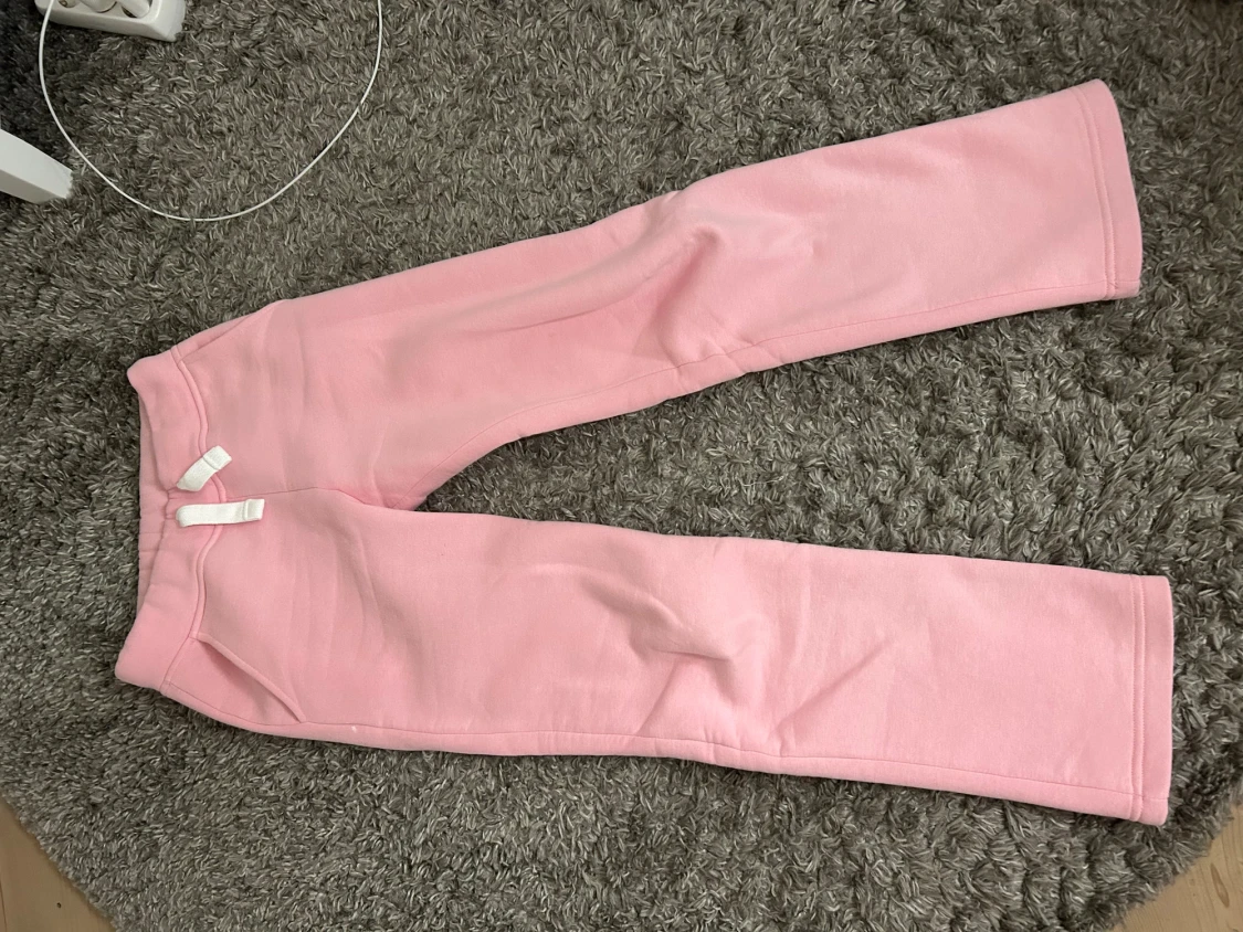 Rosa Russemerch Byxor