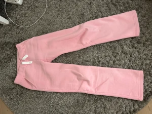 Rosa Russemerch Byxor - Rosa russemerch byxor i rosa, dom är använda men inga slitningar. Nypris är 500