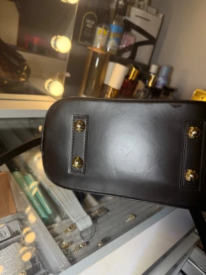 Louis Vuitton Damier handväska brun - Snygg handväska från Louis Vuitton i klassiskt Damier-mönster. Väskan är brun med mörkbruna detaljer, guldfärgade metalldetaljer och dragkedja. Tillverkad i skinn och har både handtag och axelrem. Perfekt för dig som vill ha en ikonisk och stilren accessoar. Vid snabb affär kan ja sänka priset lite grann 