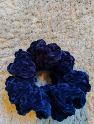 Fluffig virkad scrunchie I blått - Supergullig handgjord scrunchie som jag själv virkat. Den är virkad med ett fluffigt mörkblått garn runt en hårsnodd.