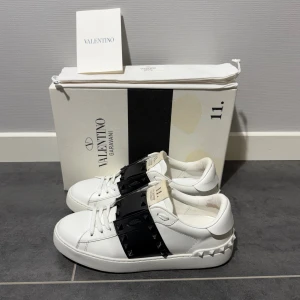 Valentino Rockstud  - Valentino open Rockstud, storlek 38 passar 39, skick 9/10, box dustbag samt kvitto medföljer vid köp, nypris 8500kr, vid funderingar hör av er. 