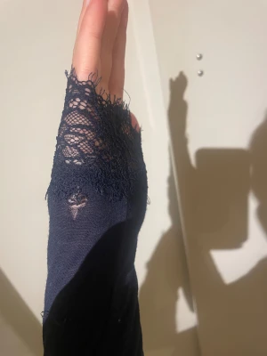 Mörkblå intimissimi tröja  - Supersnygg mörkblå tröja med spets från intimissimi. Köpt för 489. Tunn och mjuk i materialet, passar till allt. Ett jätte litet hål vid ärmen men märks inte alls.