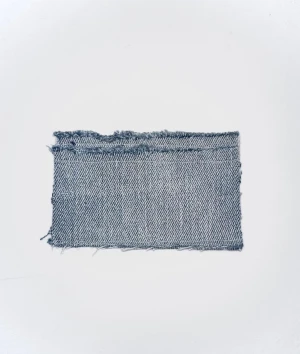 Blå korthållare i klassisk denim - Säljer en blå korthållare i klassisk denimtyg. Materialet är slitstarkt och har en ljusblå ton, perfekt för dig som gillar tidlös stil. Korthållare har en ficka och är super smidig och bra att ha i väskan!