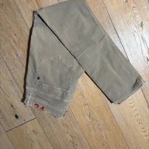 Dondup jeans (george) - Dondup jeans i storlek 34. Beige, smal passform och i fint skick. Bekvämt material med lätt stretch och stilrena detaljer. 