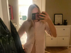 Ljusrosa kofta med pärlknappar - Säljer en söt ljusrosa kofta med pärlknappar framtill. Koftan har trekvartsärm och är gjord i ett mjukt, stickat material som känns skönt mot huden. Perfekt för dig som gillar en enkel men gullig stil. Fråga gärna om fler bilder eller mått!