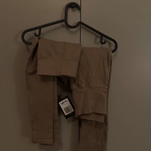 Set från Aim’n - Fint set från Aim’n i lätt ribbat material. Toppen oanvänd med lapp kvar, tightsen använda 1 gång. 🥰Se färg bättre på bild 4!