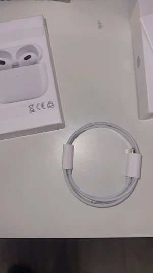 AirPods gen 3 - Säljer ett par Apple AirPods gen 3 i fint skick, komplett med originalkartong, laddningskabel och manual. Hörlurarna fungerar utmärkt och är testade med iPhone. Laddningsfodralet är rent och utan synliga repor. Perfekt för trådlös musik och samtal med aktiv brusreducering.