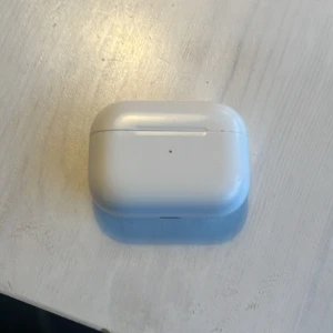 AirPods Pro - Apple AirPods Pro med laddningsetui. Trådlösa hörlurar med aktiv brusreducering och transparensläge. Skalet och hörlurarna visar tecken på användning och viss smuts invändigt, men fungerar. Perfekt för dig som vill ha premiumljud till ett bra pris. Tyvärr bara en AirPod men det funkar lika bra ljudet är perfekt. Skicka om mer info. Kan sänka den till 840. Man får även med sig proppar till airpoden. Man får med sig fodralet till