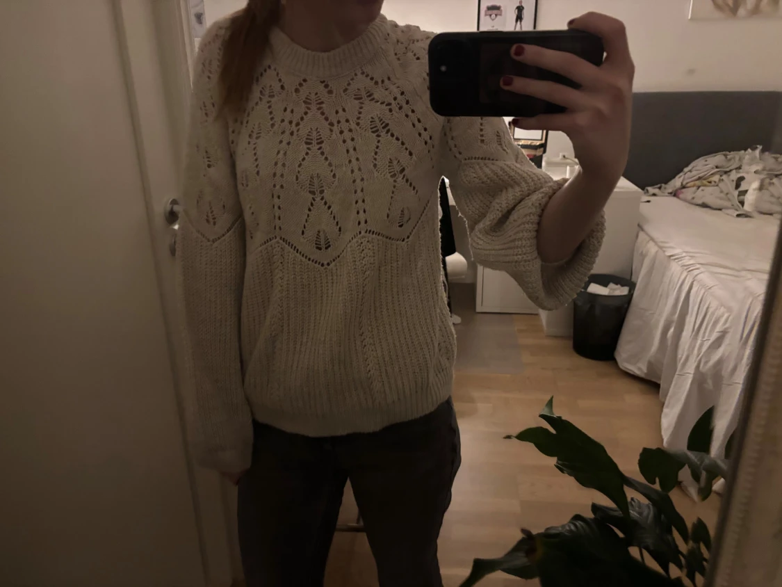 Beige stickad tröja med mönster